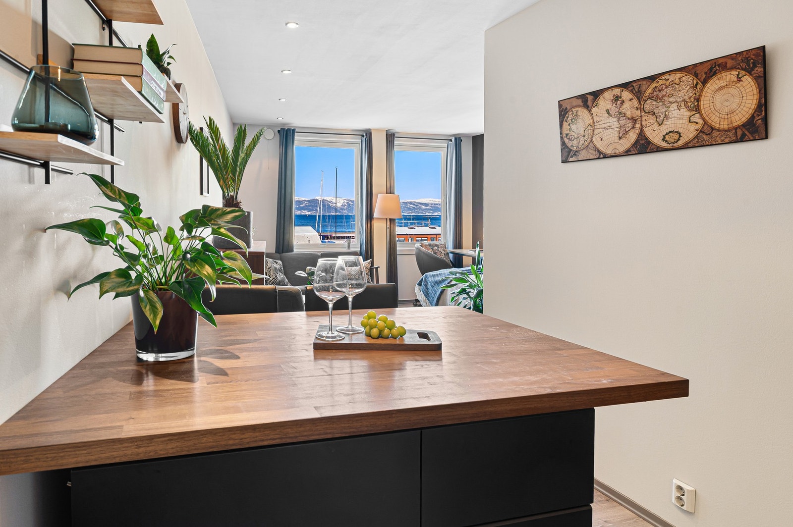 De store vindusflatene kombinert med beliggenhet i byggets 3.etg, sørger for en lett og luftig atmosfære. Galleribilde