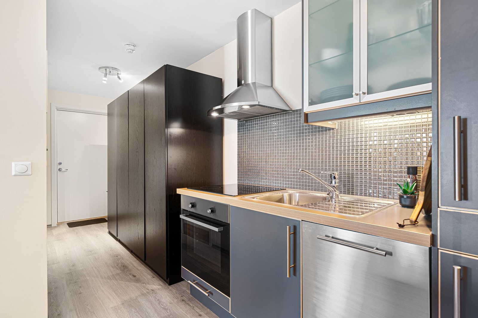 Integrerte hvitevarer medfølger i handelen. Galleribilde