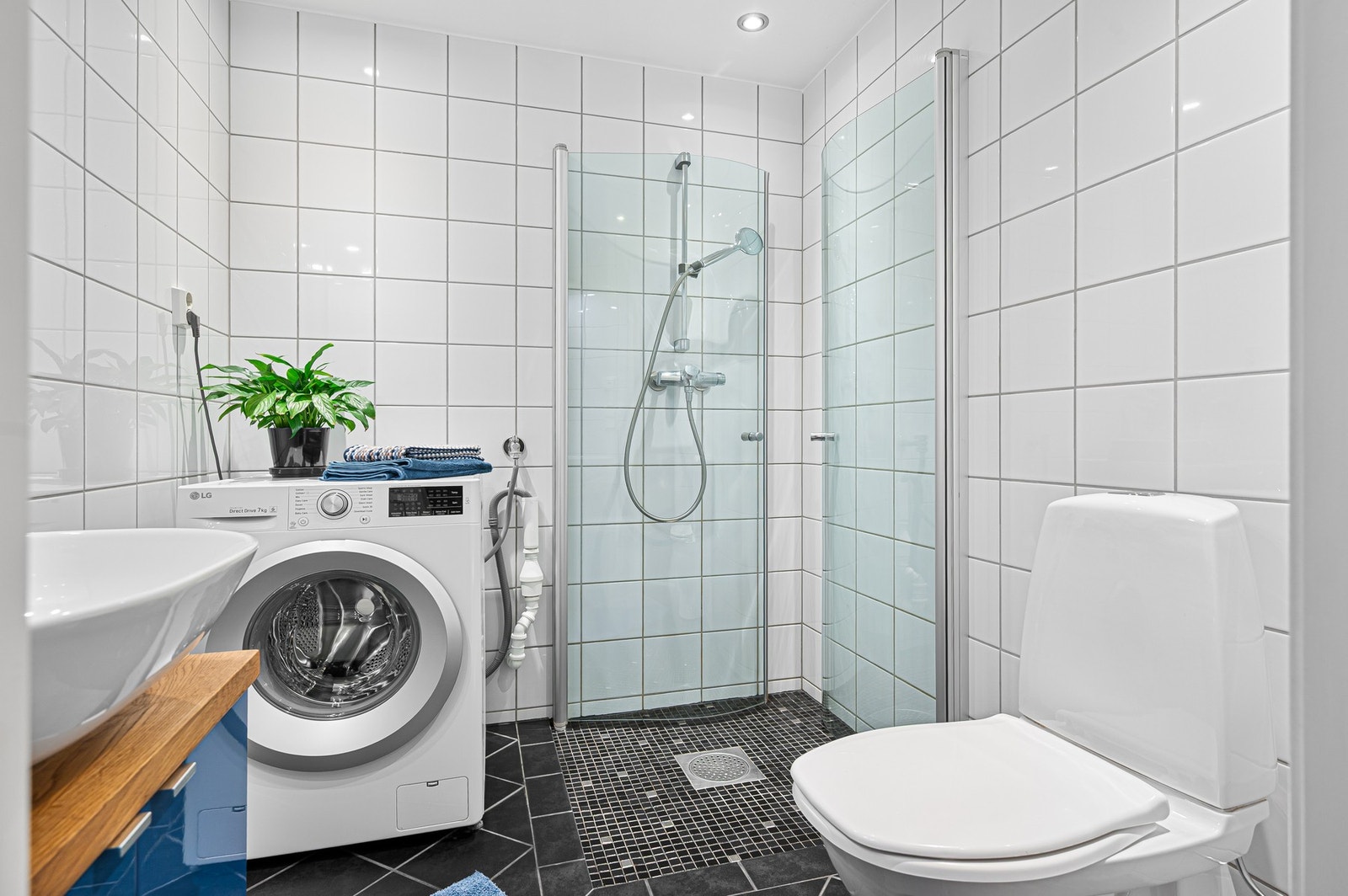 Dusjsone med innfellbare glassdører. Galleribilde