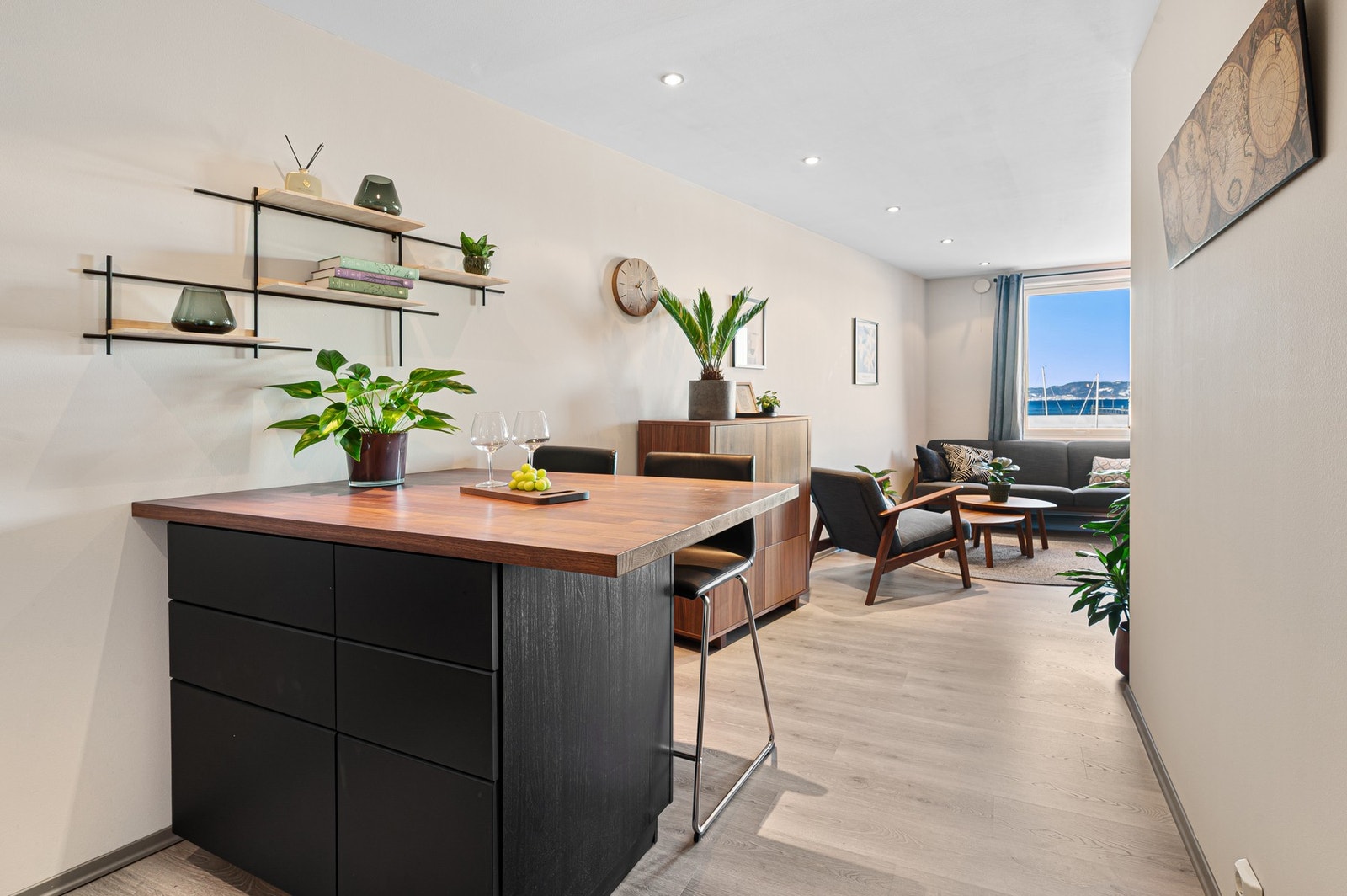 Kjøkkenøyen passer utmerket inn i boligen, og fungerer som en samlingsplass ved sosiale happeninger. Galleribilde