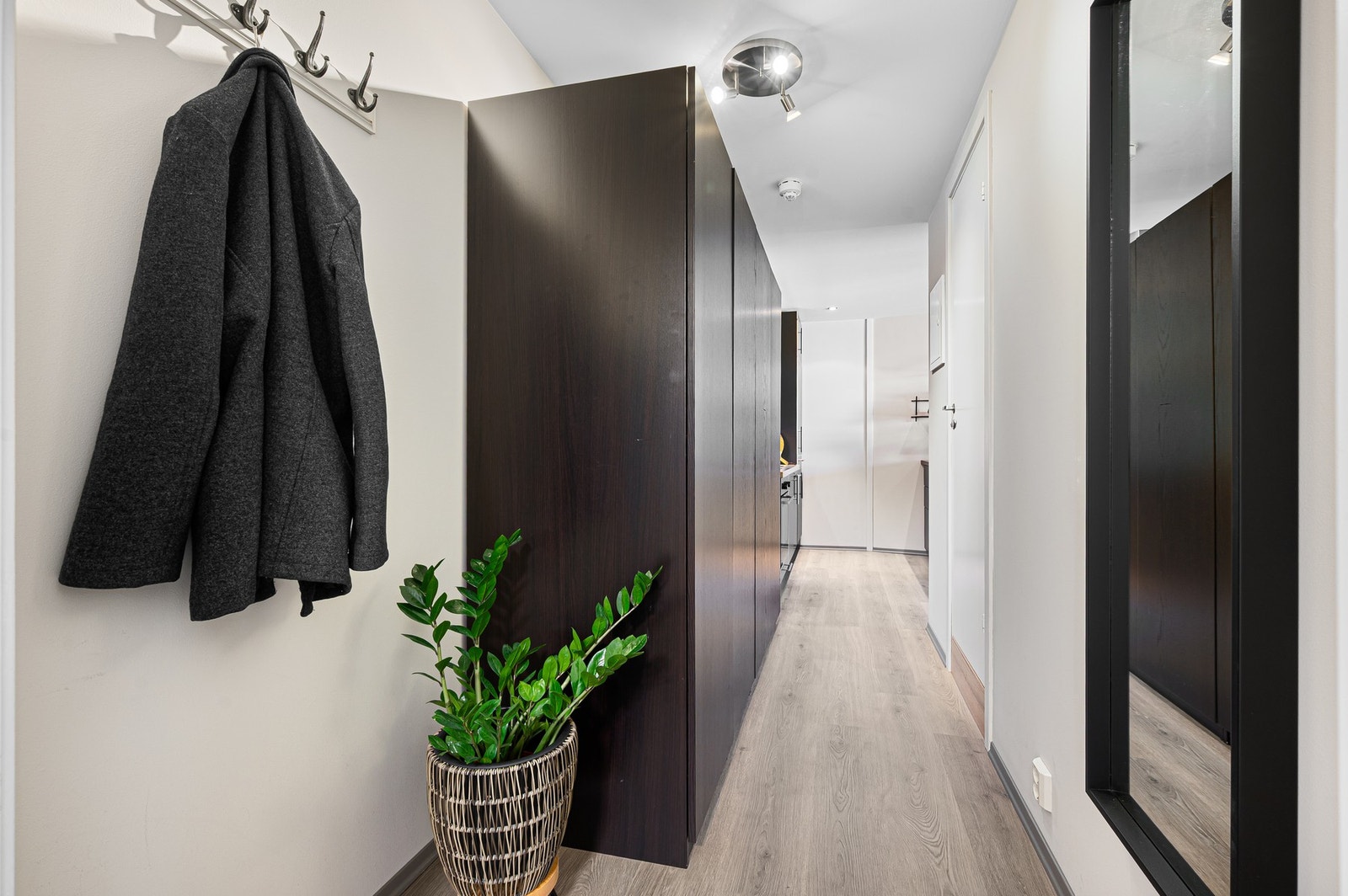 Gang/entré har godt med skapplass. Inngang til bad finner du på høyre side. Galleribilde