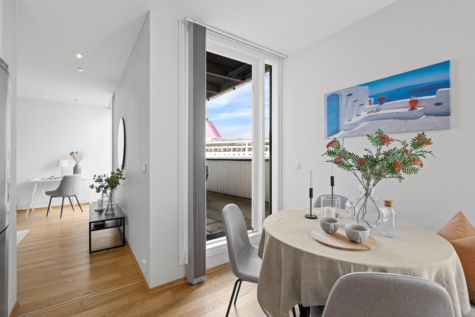 Spisestue med utgang til balkong Galleribilde