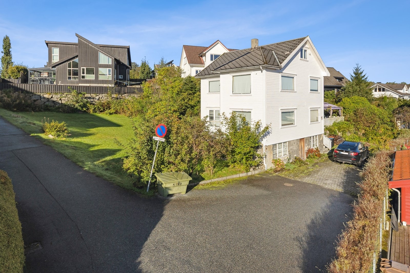 Boligen er fint plassert i terrenget og har herlige solforhold! Galleribilde