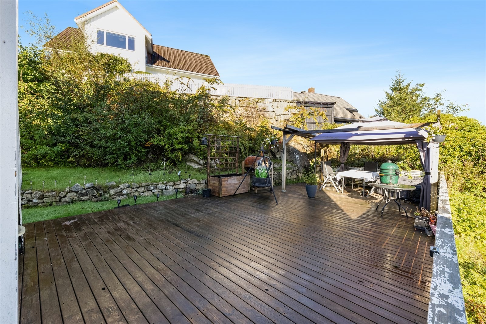 Her finner man hyggelige uteplasser hvor en kan sitte lunt, usjenert og nyte flotte dager. Galleribilde