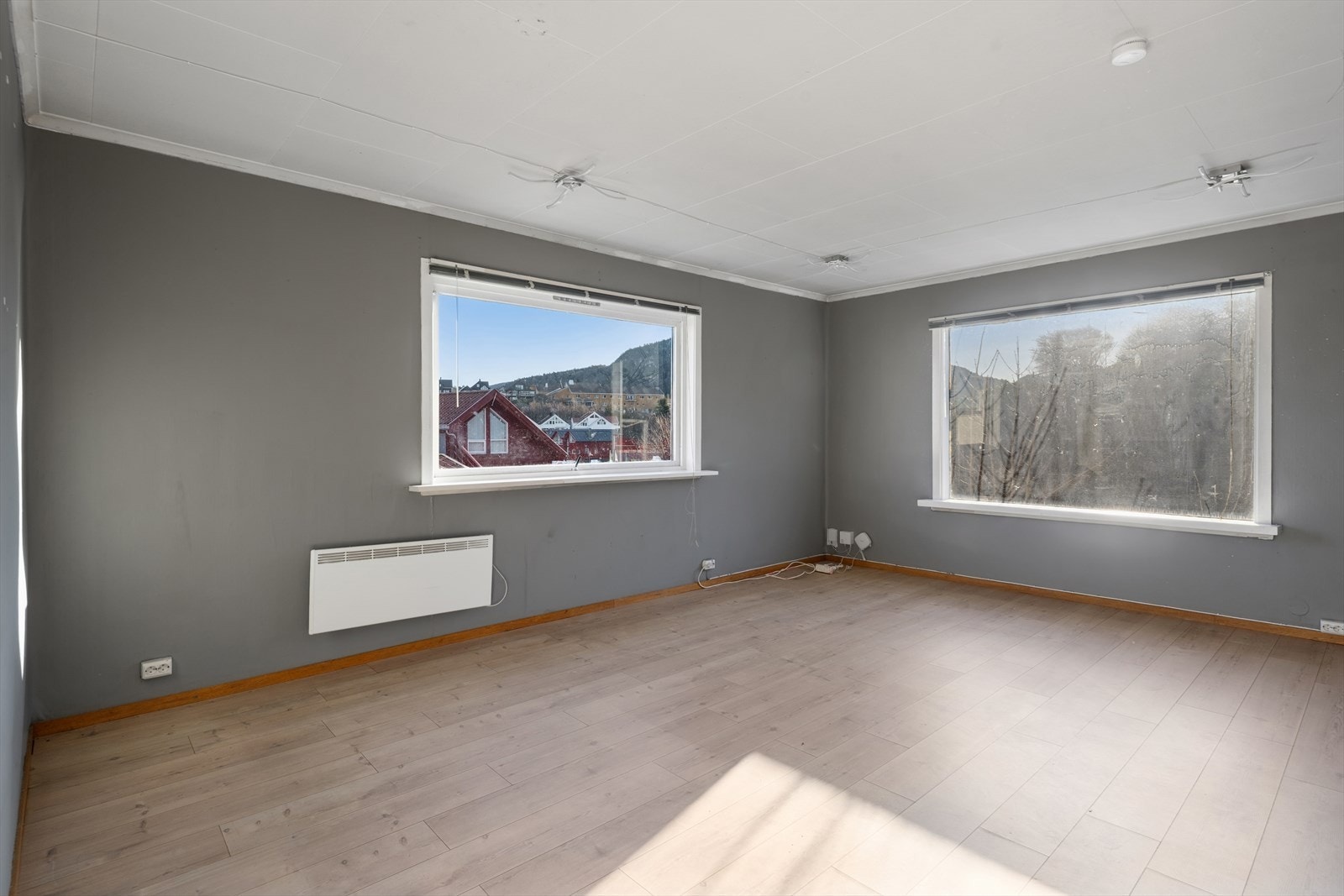 Romslig stue med gode innredningsmuligheter til sofagruppe og tv-møblement. Galleribilde