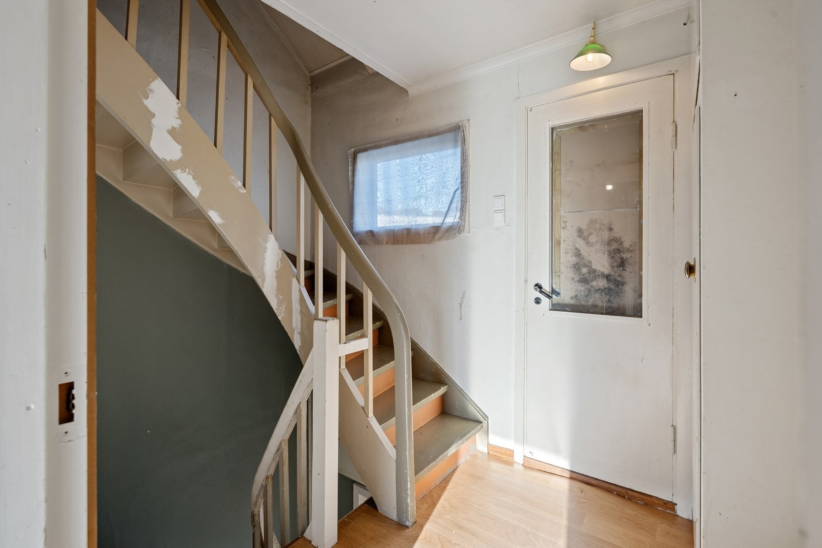 Luftig gang og trapperom. Trapp opp til loftsetasjen. Galleribilde