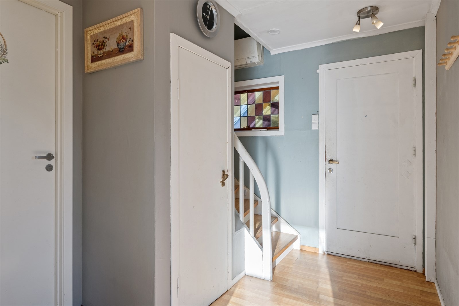 Luftig entré/trapp/gang og trapperom. Varmepumpe av ukjent alder plassert i trappegang. Varmepumpe av ukjent alder. Galleribilde