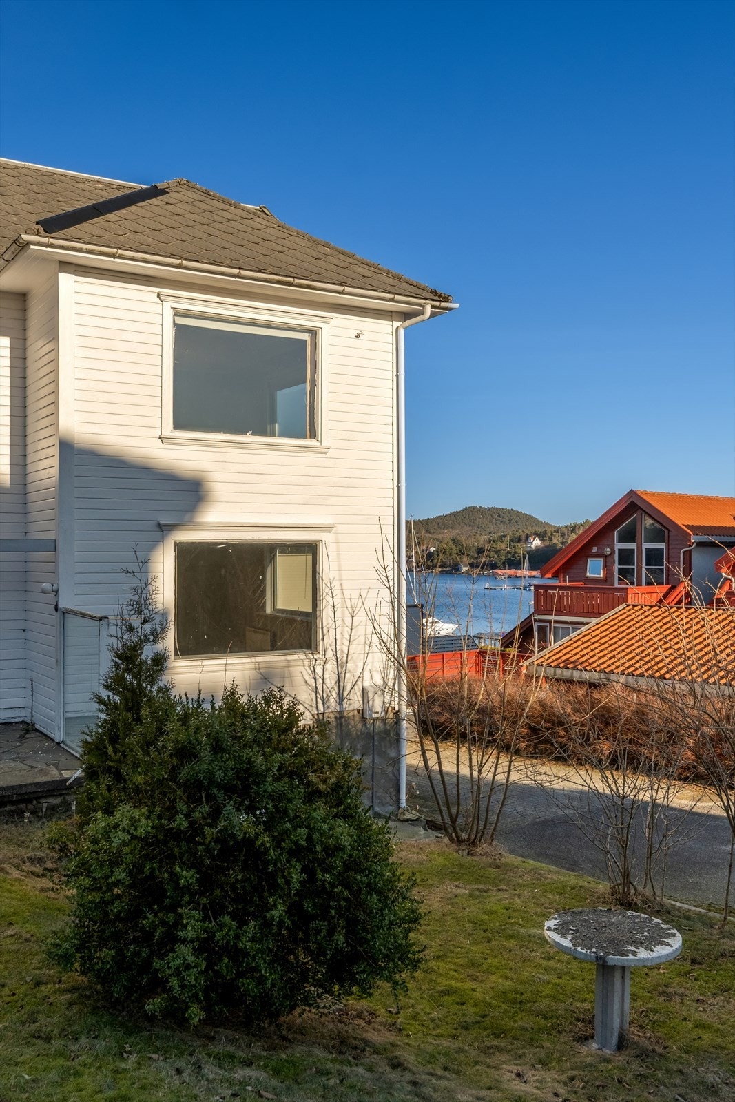 En sivilarkitekt har utarbeidet skisser og grunnlagsmateriale som viser ulike muligheter for fremtidig bruk, blant annet deling av eiendommen eller etablering av et mindre boligprosjekt. Galleribilde