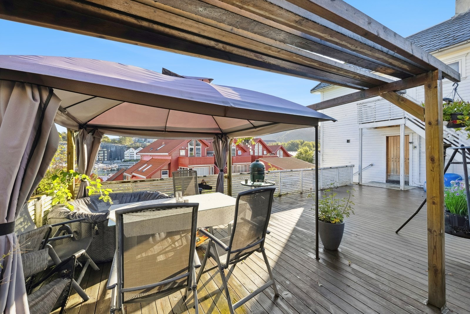 På terrassen nytes fine dager. Galleribilde