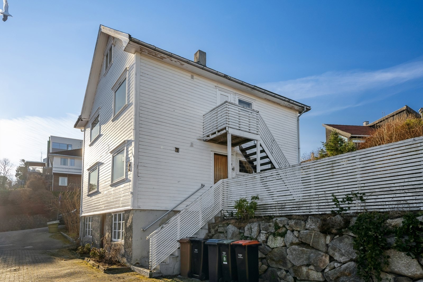 Eiendommen fremstår som et renoverings- og utviklingsobjekt med interessant potensial for den som ønsker å skape noe nytt. Selger opplyser at det tidligere er gjort forberedelser til en mulig fortettingssøknad. Galleribilde