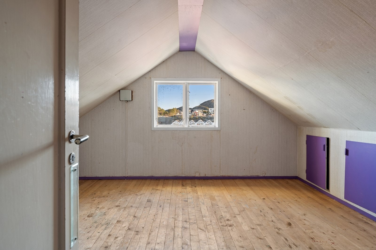 Rom på loftet er i dag innredet og brukt som kontor, men det foreligger ikke godkjente tegninger eller dokumentasjon for bruken. Kjøper gjøres oppmerksom på at rommets status er usikker og må avklares med kommunen. Galleribilde