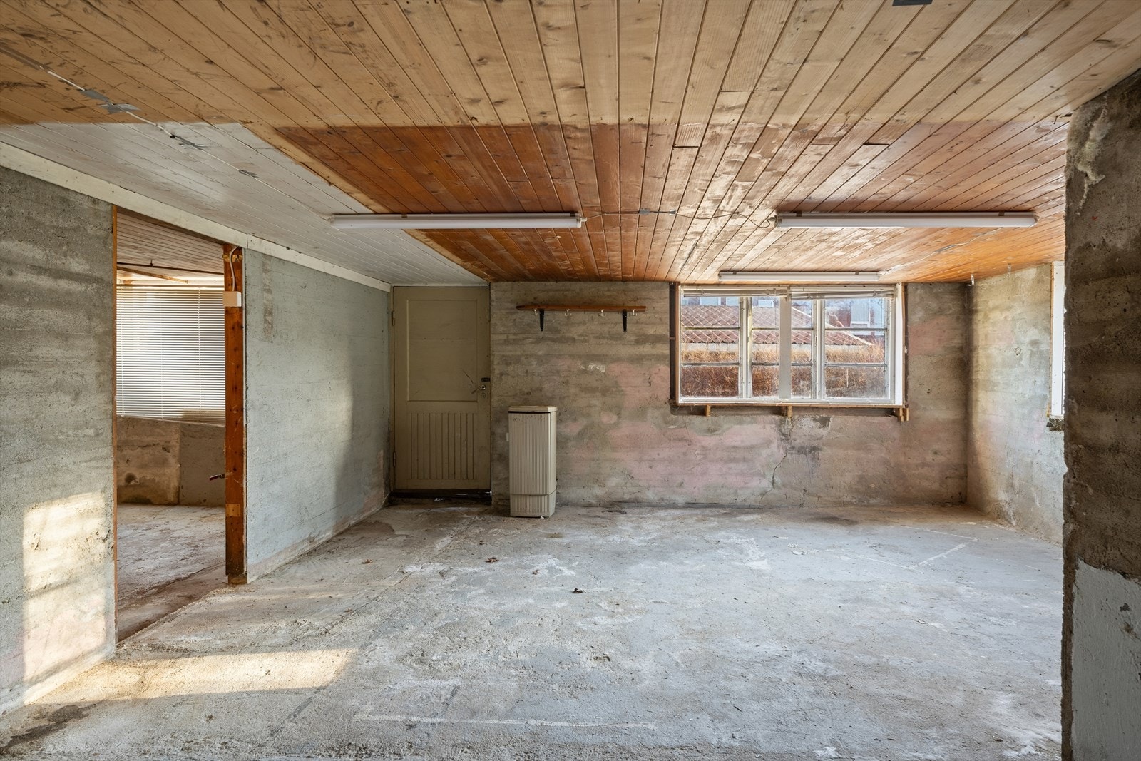 Kjelleren har uinnredet kjellerrom og trapperom. Galleribilde