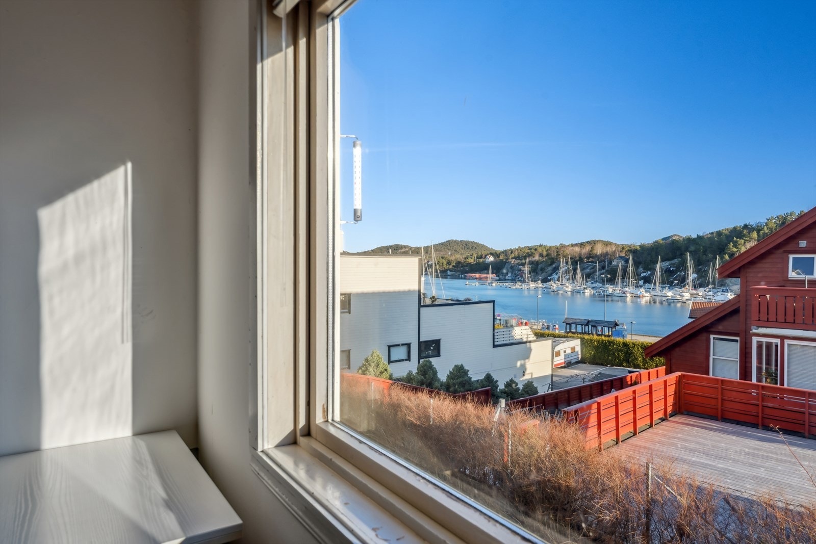 Fra kjøkkenet har man også en hyggelig utsikt mot sjøen. Galleribilde