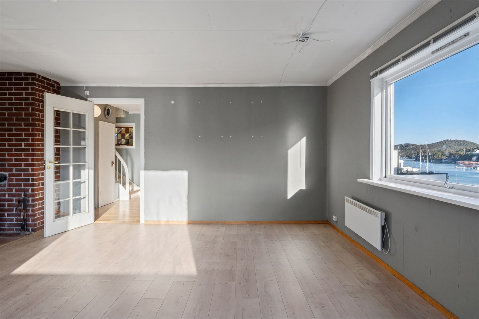 Fra stuevinduet har man en flott og åpen sjøutsikt som gir rommet en ekstra lys og luftig atmosfære. Galleribilde