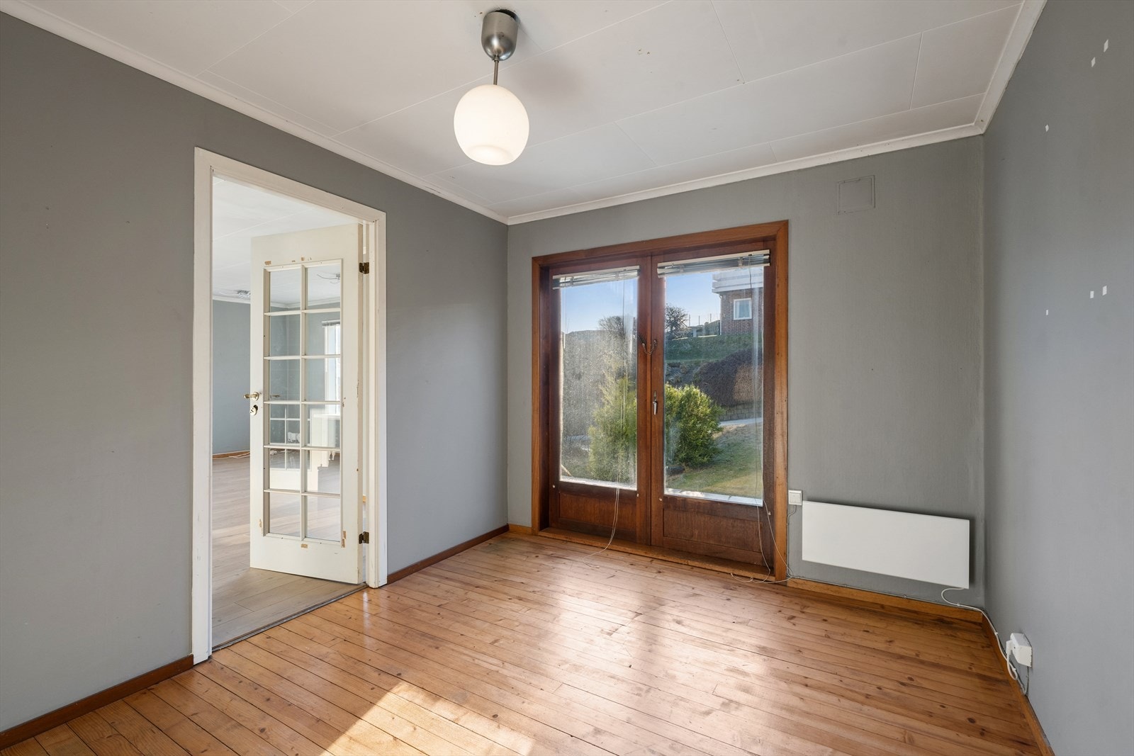 Soverom med utgang til skiferbelagt uteområde. Galleribilde