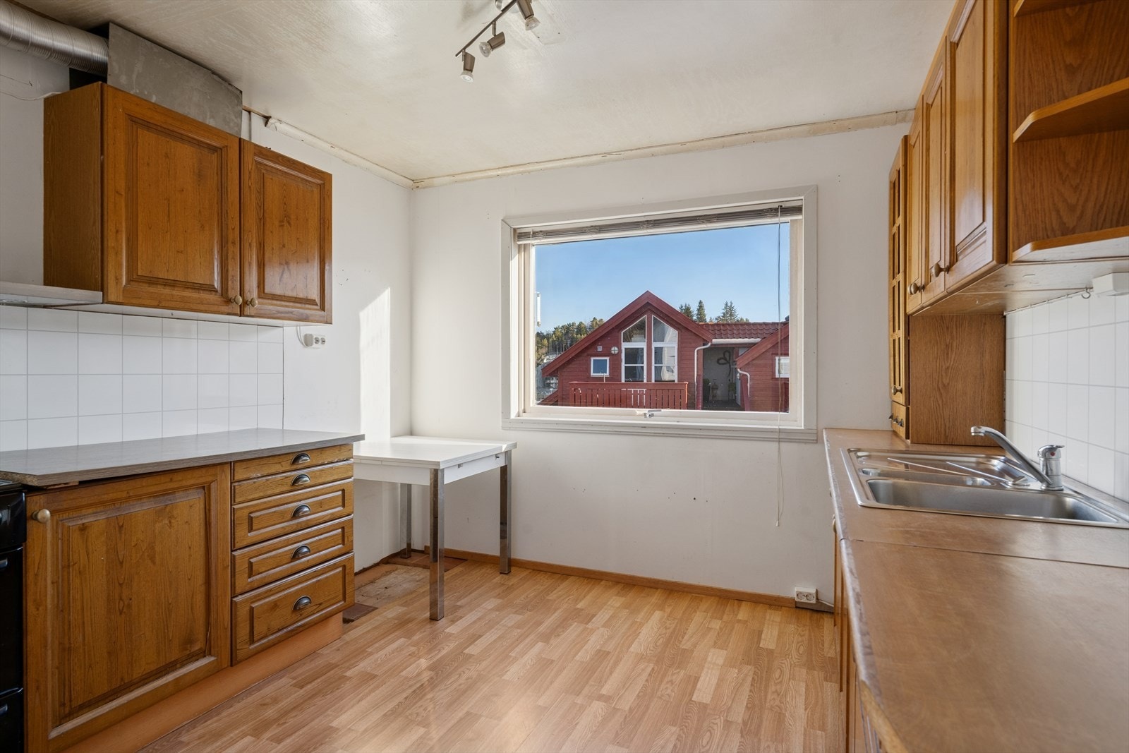 Kjøkken av eldre dato, profilerte fronter. Mekanisk ventilasjon av ukjent dato. Plass til spisebord ved vinduet. Det generøse vinduet slipper inn mye naturlig lys. Galleribilde