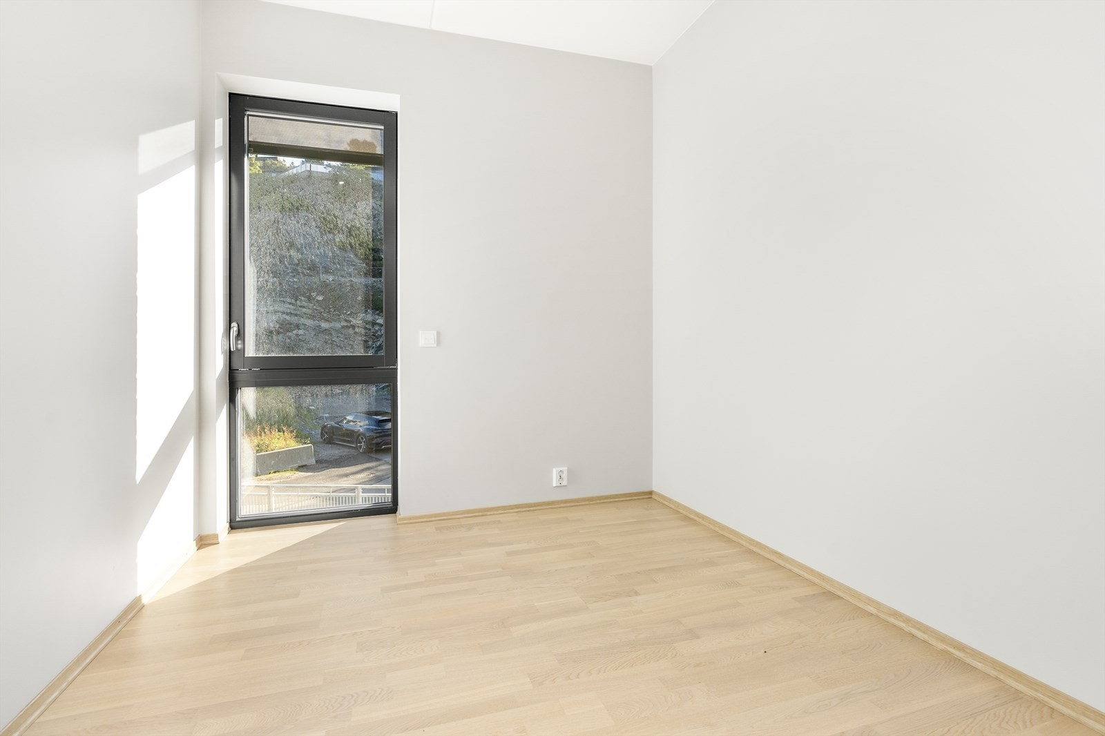 Det minste av boligens soverom. Soverommet er i dag innredet med garderrobeskap og seng. Galleribilde