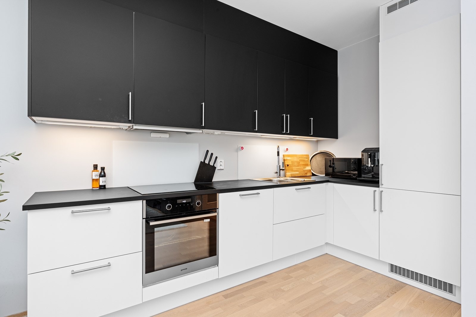 HTH-kjøkken med integrerte hvitevarer. Galleribilde