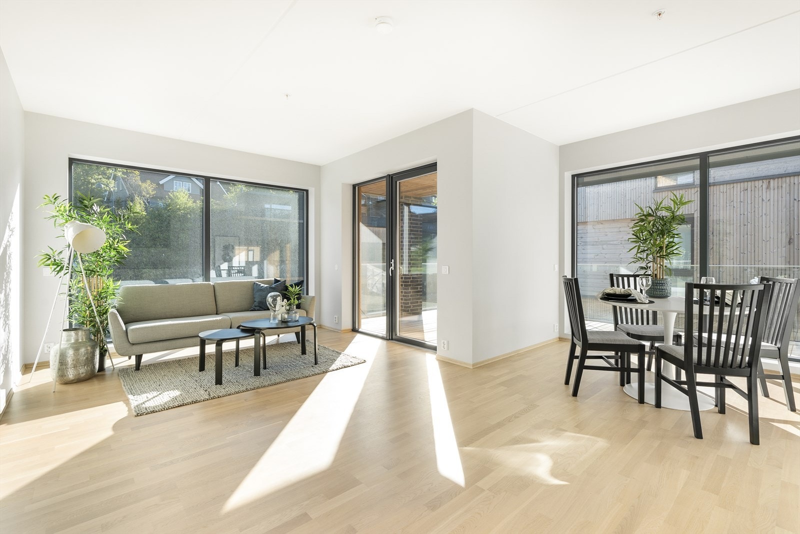 Vinduer i stue er utstyrt med zip-screens. Galleribilde