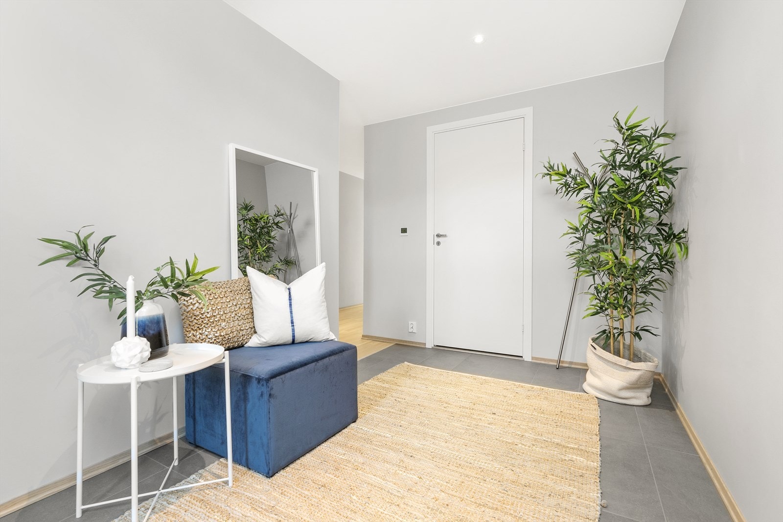 Inngangsparti - Merk at enkelte av bildene i annonsen er fra tidligere innredning. Per i dag er gangen innredet med bl.a. garderrobeskap. Galleribilde