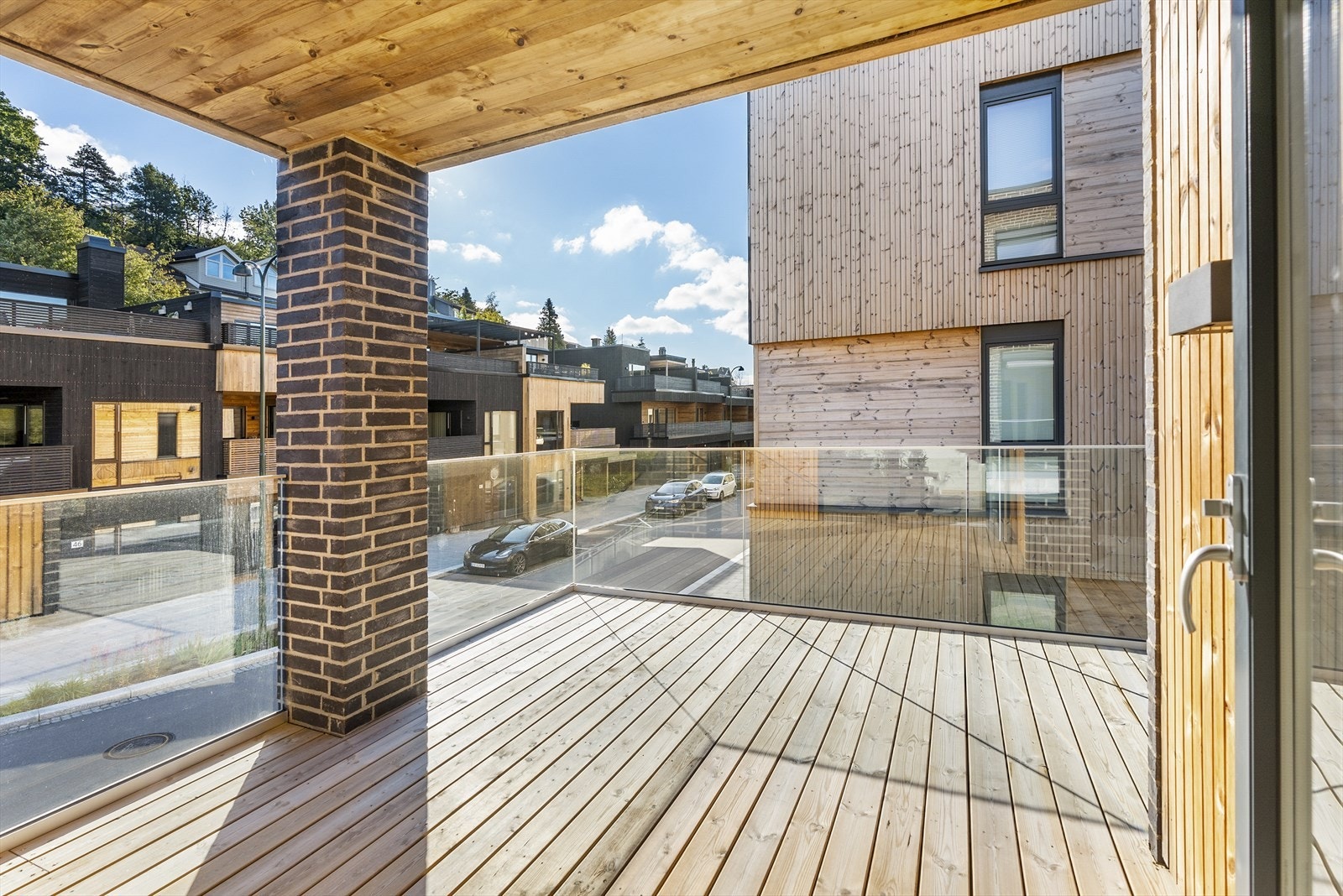 Innerste del av terrasse er overbygget. Her er det også både belysning og strømuttak. Galleribilde