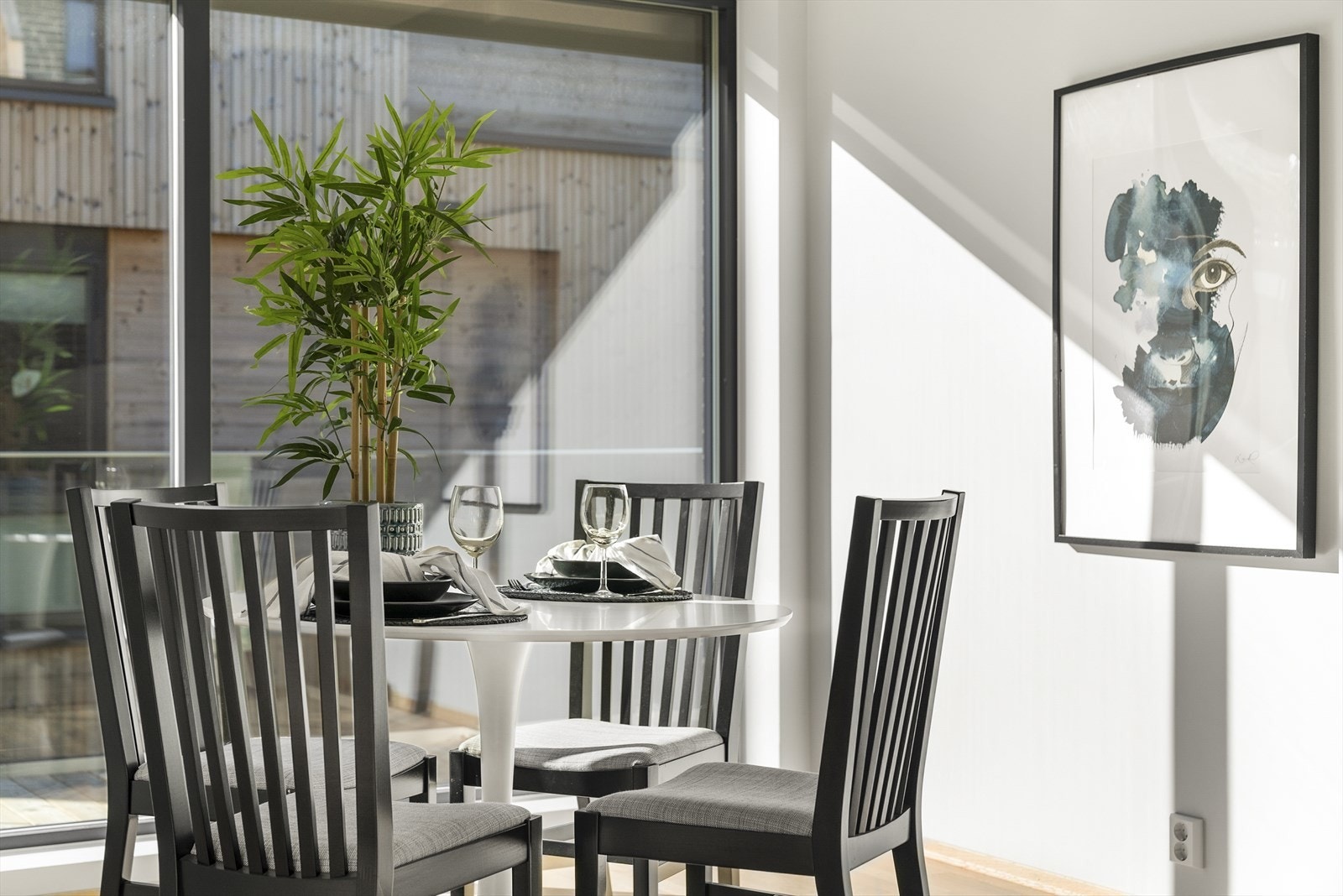 Denne plassen er også velegnet som TV-stue, med mulighet for å flytte spisestuen til motsatt side. Galleribilde