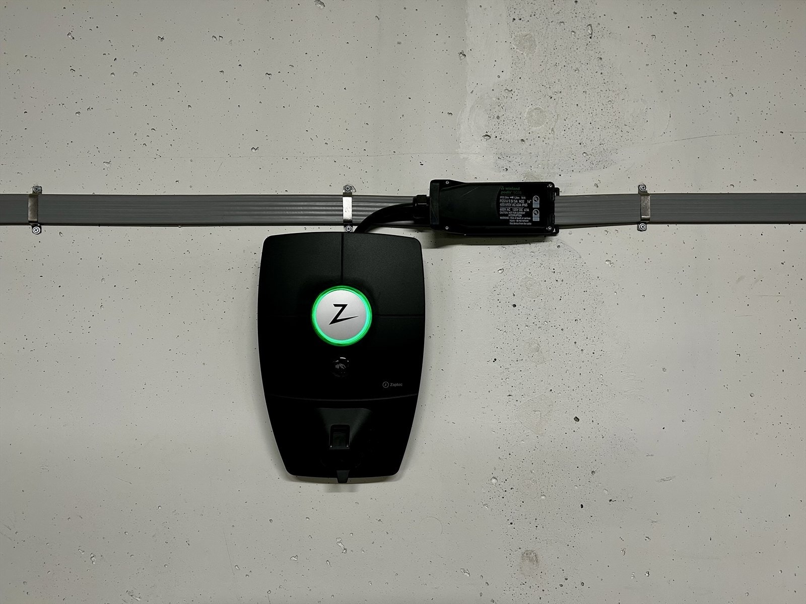 Garasjeplassen er merket nr. 46 og utstyrt med elbillader. Galleribilde