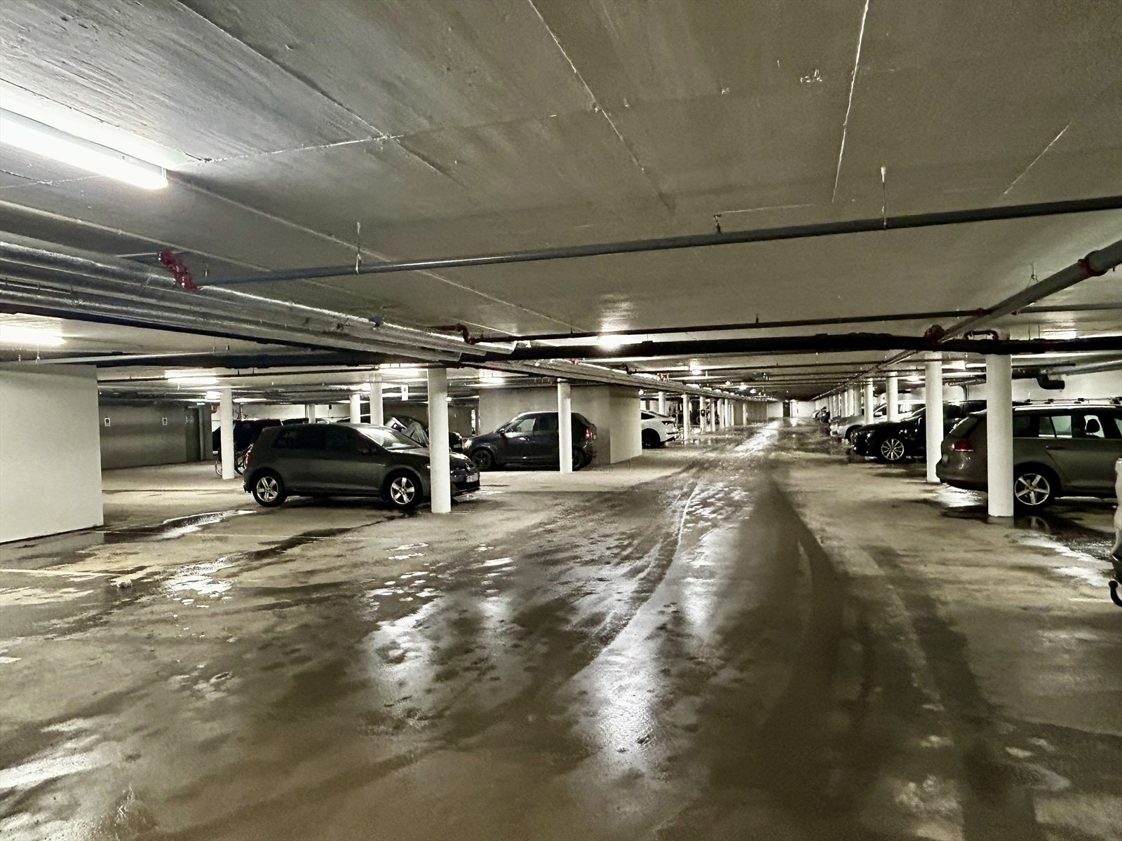 Med leiligheten følger fast garasjeplass i felles lukket anlegg. Galleribilde