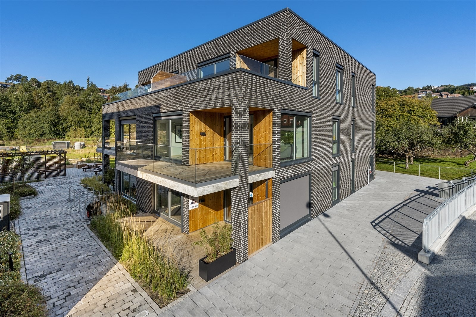 Fasade sommerstid. Leiligheten ligger i andre etasje. Galleribilde