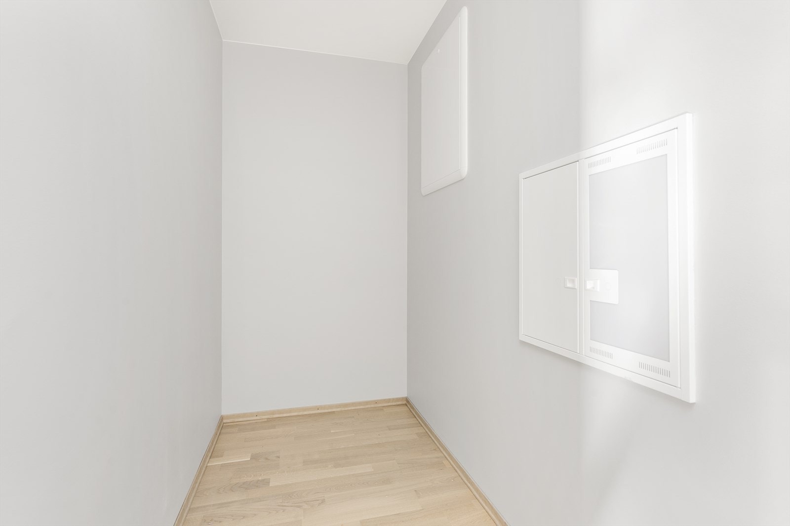 Bod mellom bad og kjøkken. Denne er i dag innredet med kombiskap og hylleseksjoner. Galleribilde