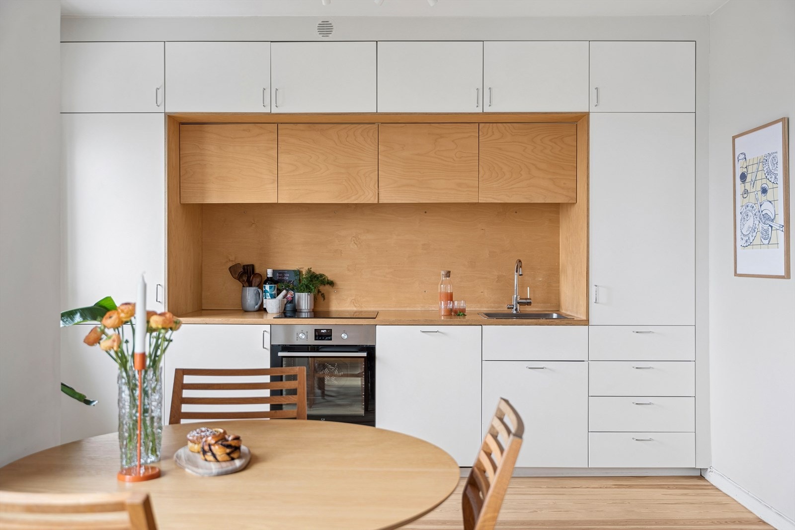 Kjøkkenet er utstyrt med integrert ovn, kjøl/frys, oppvaskmaskin og vaskemaskin. Galleribilde