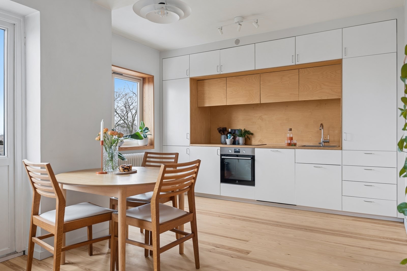 Kjøkkenet har finert benkeplate og nedfelt oppvaskkum. Takhøye overskap sørger for at renholdet blir svært enkelt Galleribilde