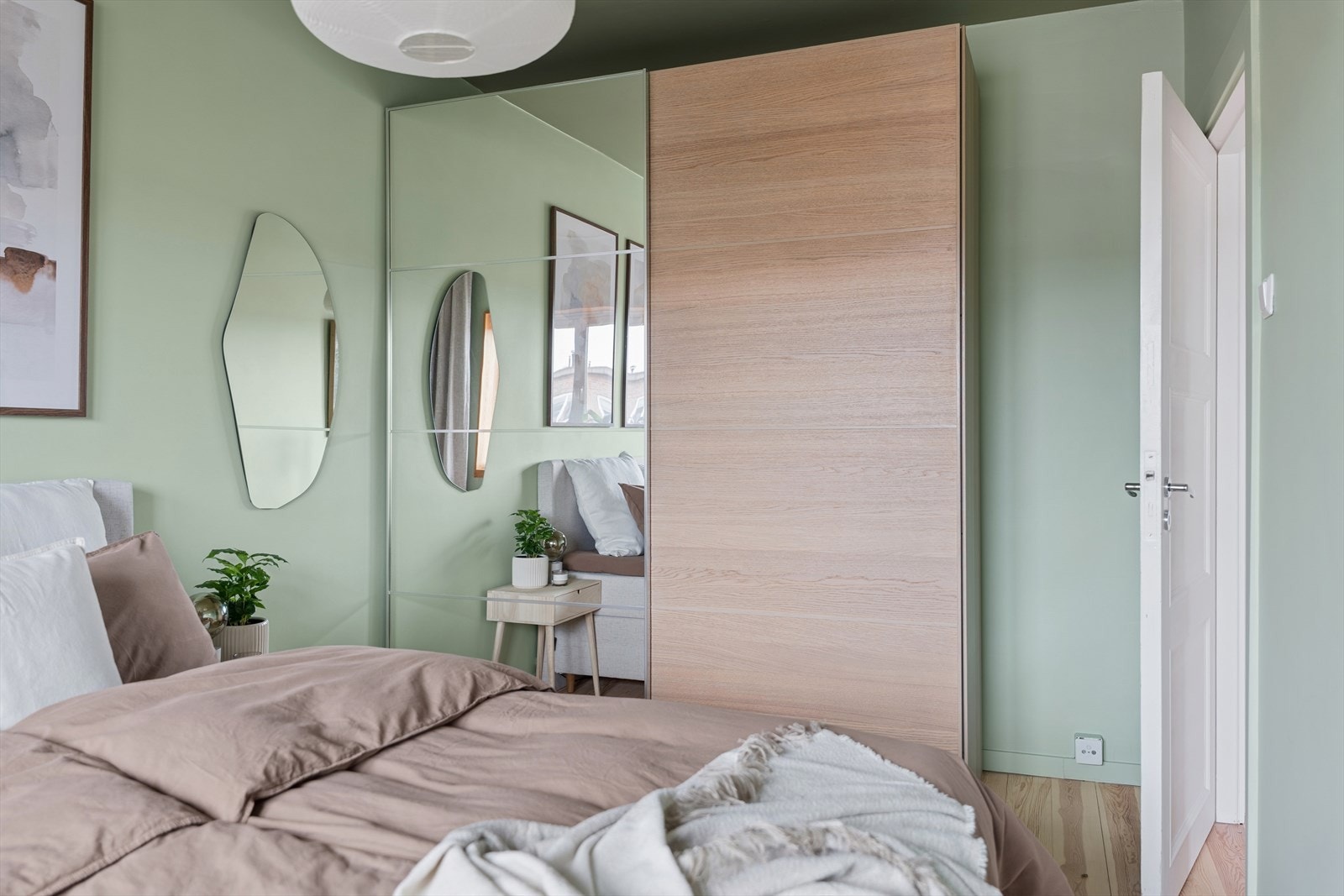 Videre er soverommet utstyrt med skyvedørsgarderobe som gir rikelig med oppbevaring Galleribilde