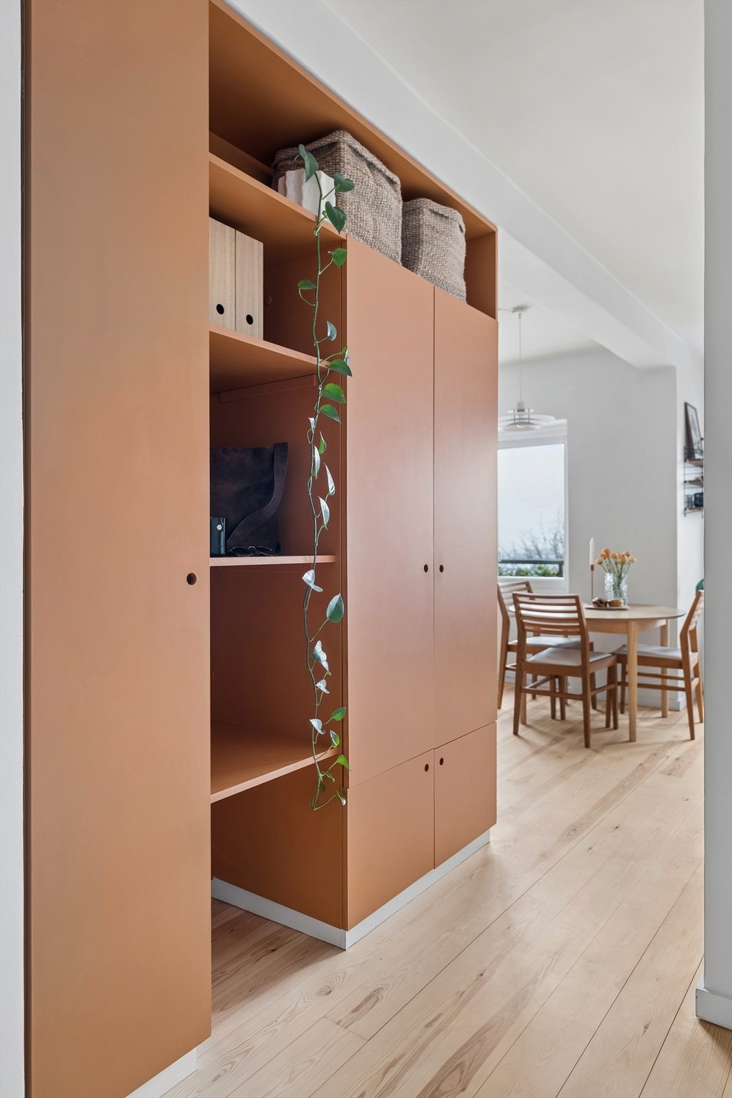 I entreen er det god plass til oppbevaring i den praktiske garderoben Galleribilde