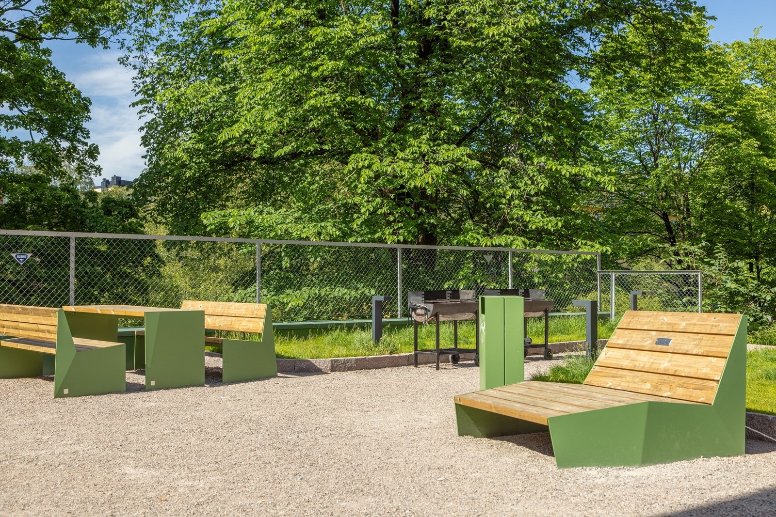 Mellom blokkene har borettslaget nettopp oppgradert med sittegrupper for hyggelige sammenkomster. Galleribilde