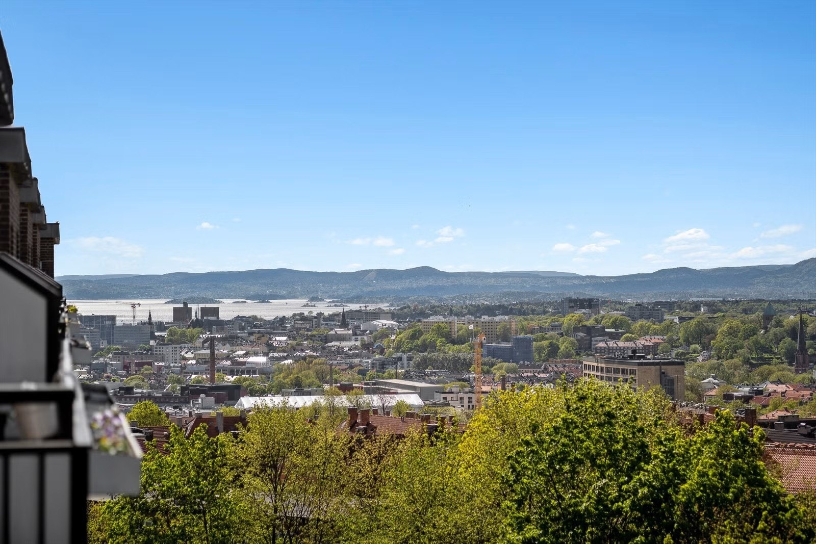Fra balkongen ser du hele veien ned til Oslofjorden Galleribilde