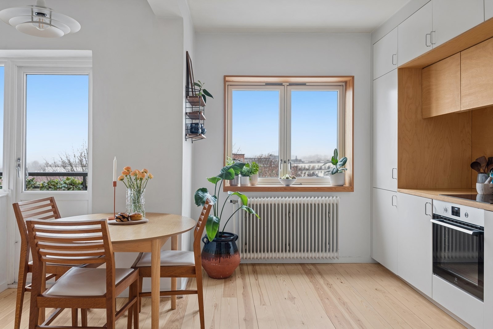 Det er god plass til spisebord mellom stue og kjøkken Galleribilde