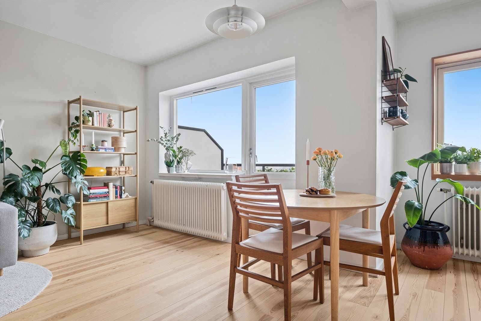 Leiligheten er lys og luftig takket være stuens store vindusflater Galleribilde