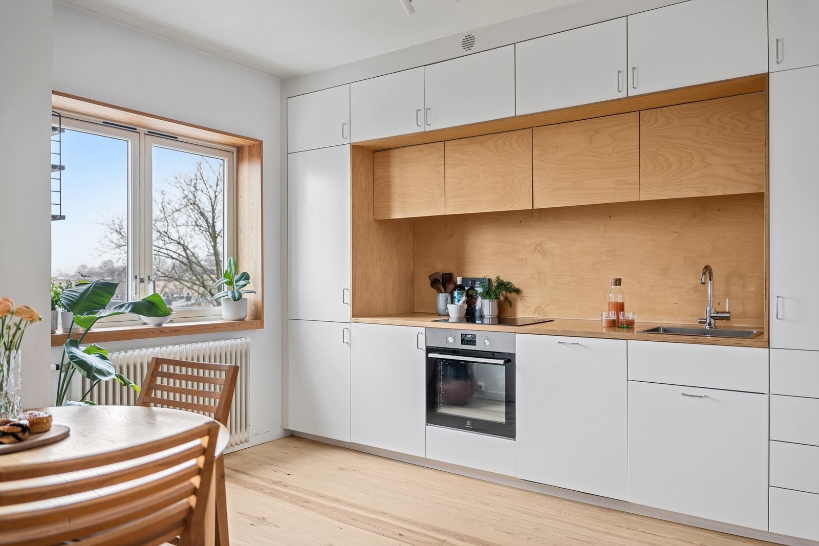 Kjøkkeninnredning med fabrikklakkerte og finerte fronter Galleribilde