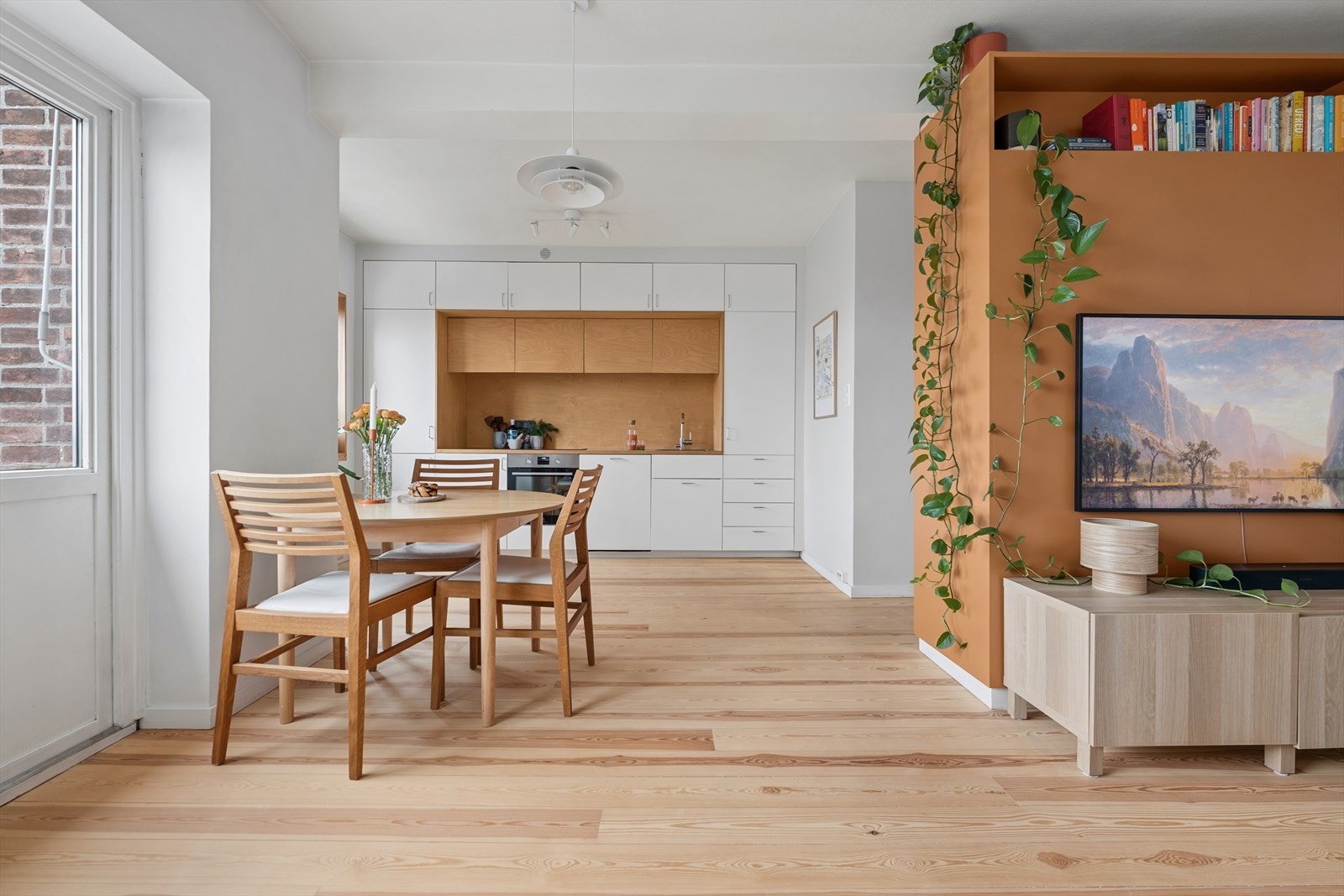 Stuen/kjøkken ligger i en åpen løsning. Her kan du kommunisere med gjestene mens maten tilberedes Galleribilde