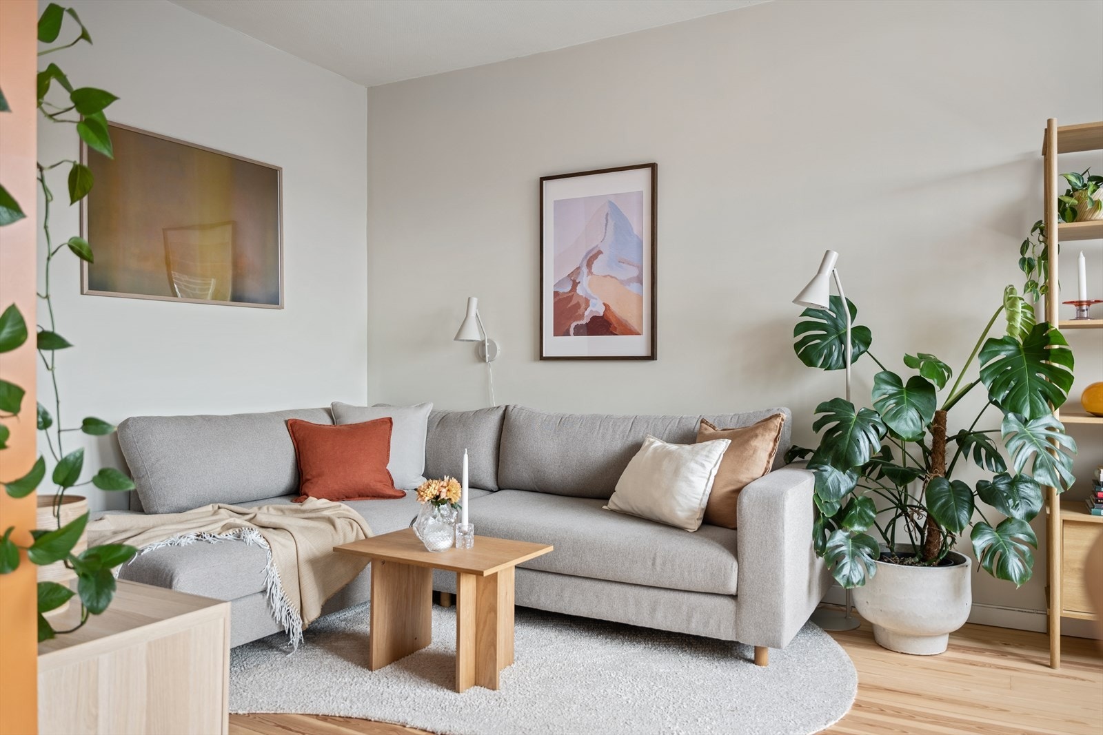 Det er god plass til en stor sofagruppe med tilhørende tv-møblement Galleribilde