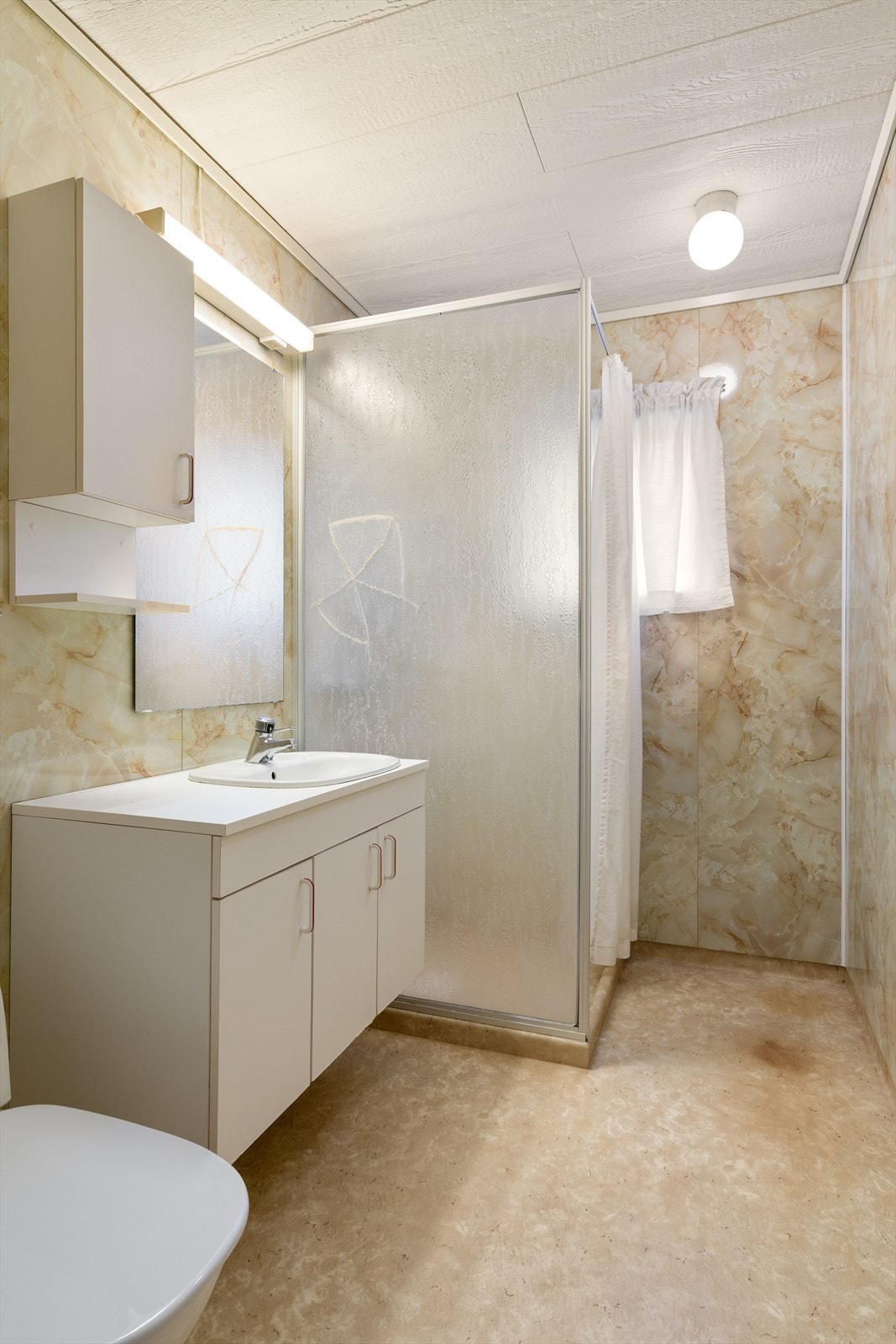 Bad med Fibo plater, dusjkabinett, wc og vask. Galleribilde