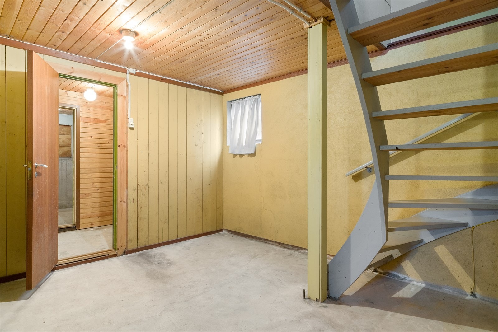 Underetasje har god takhøyde og egen inngang. Galleribilde