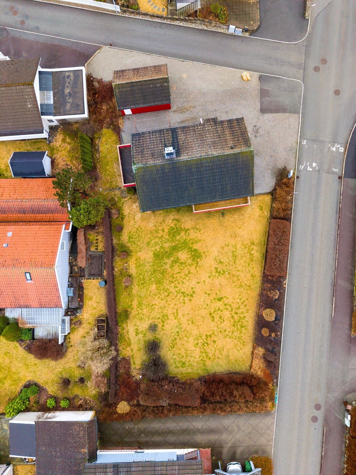 Pent opparbeidet tomt med stor og flat solrik tomt. Hage, hekk og beplantning. Stort gårdsrom med garasje og plass til flere biler. Galleribilde