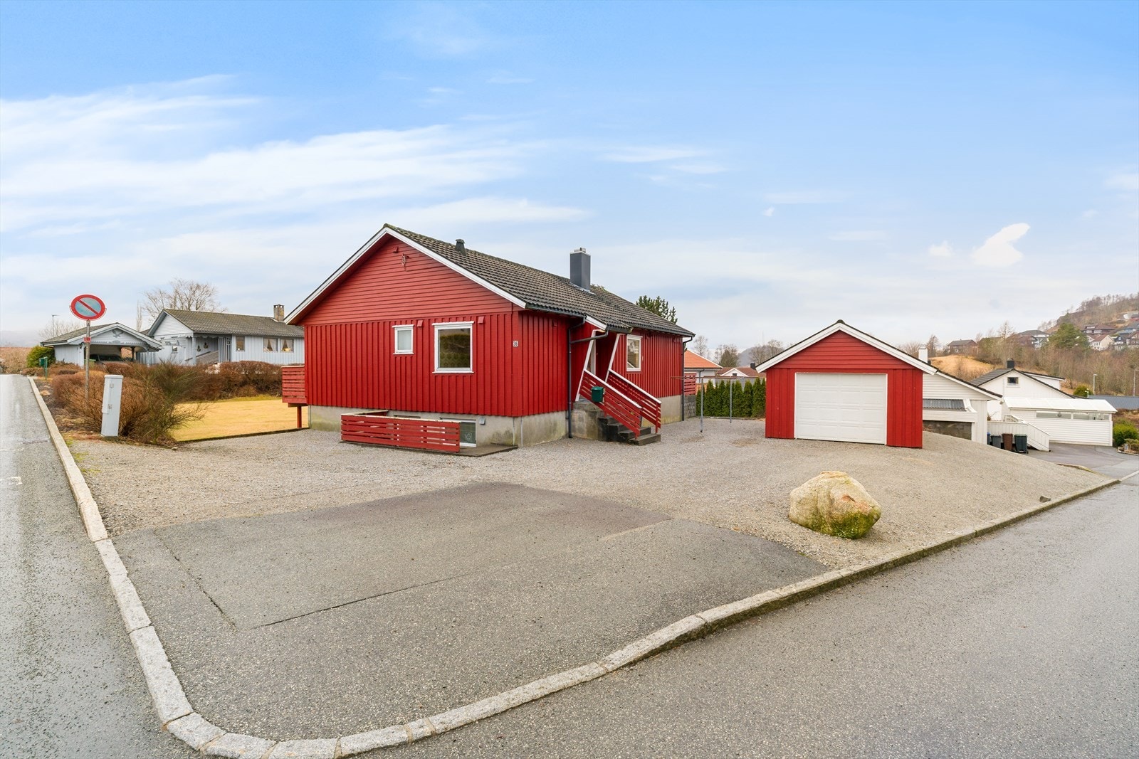 Stort gårdsrom med garasje og plass til flere biler. Galleribilde