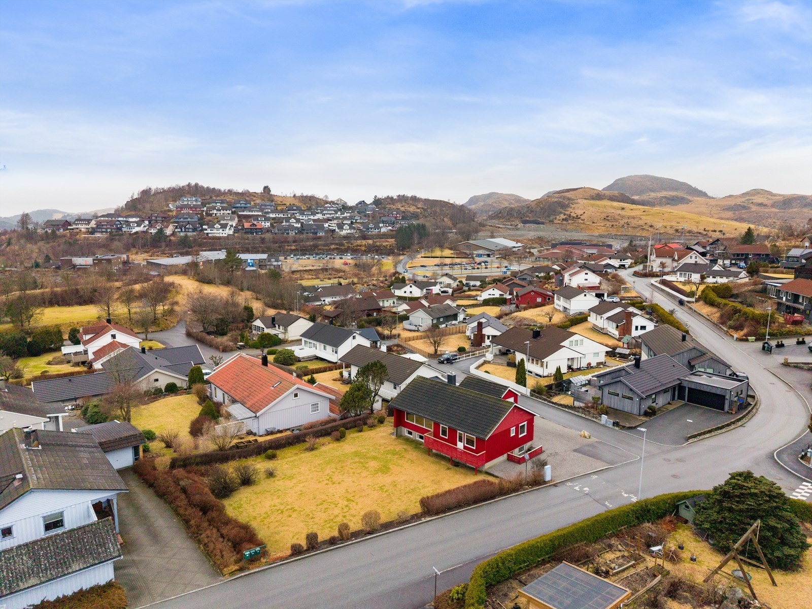 Kort vei til ungdomsskole og bussholdeplass. Galleribilde