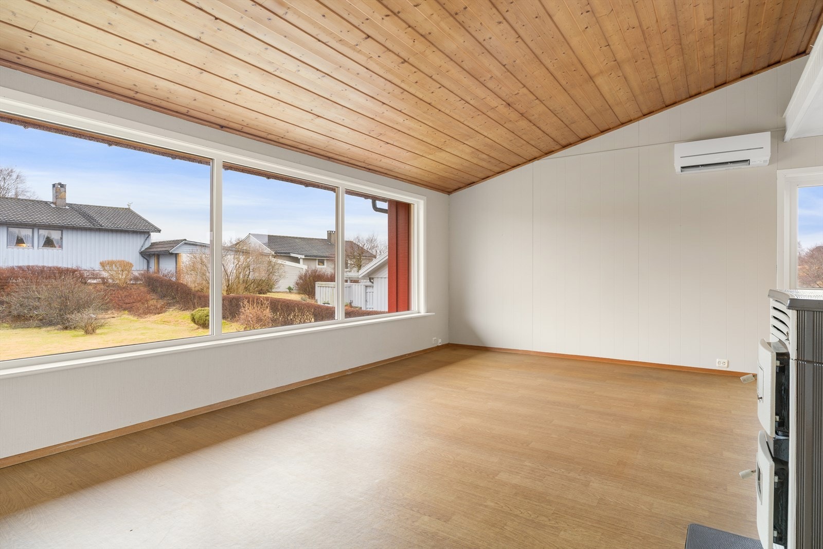 De fleste vinduer i hovedetasjen er skiftet i perioden 2018 - 2024. Galleribilde