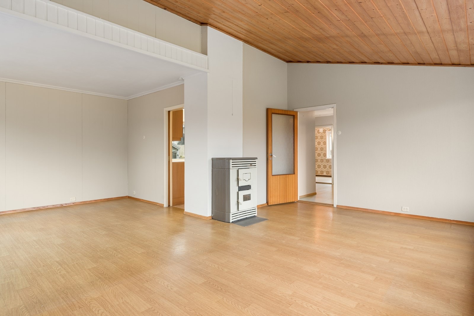 Stue og kjøkken er nylig malt. Varmepumpe og ovn. Galleribilde