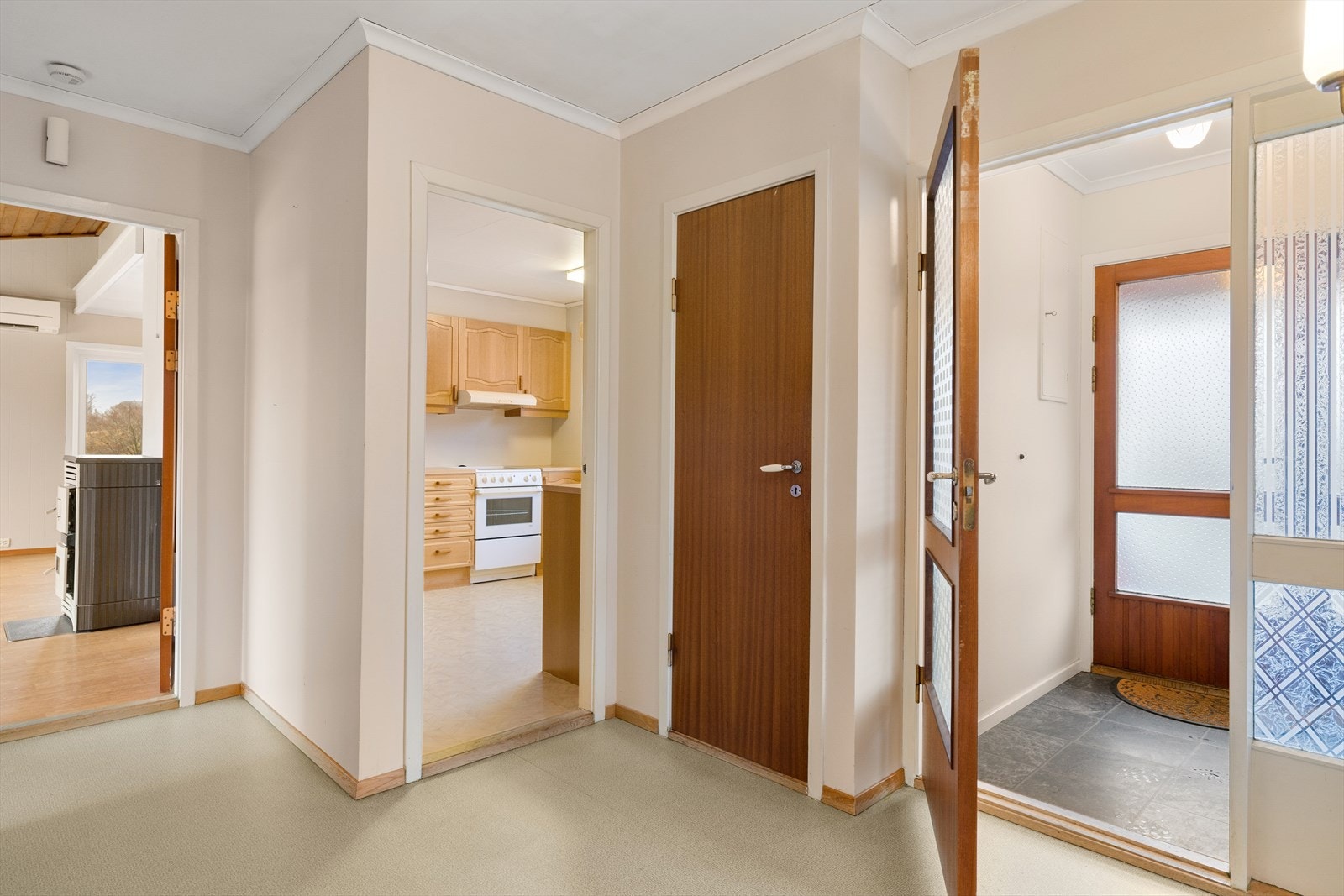 Gang med trapp ned til u.etg Galleribilde