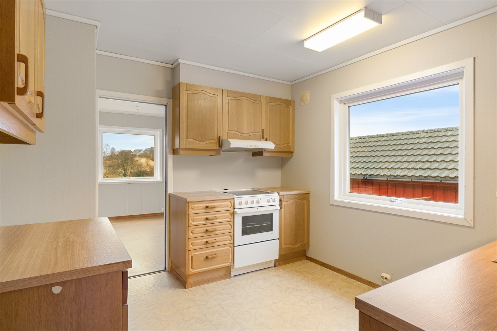 Kjøkken med plass til sittebord og god lagringsplass i skuffer og skap. Galleribilde